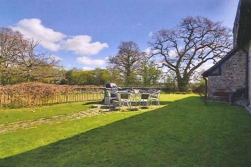 ビラリキーにあるBeautiful grade II listed 4 bed Victorian Conversion - Billericay Essexの庭園(テーブル、椅子付)