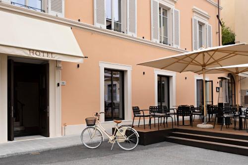 a bike parked in front of a building at Paradis Pietrasanta in Pietrasanta