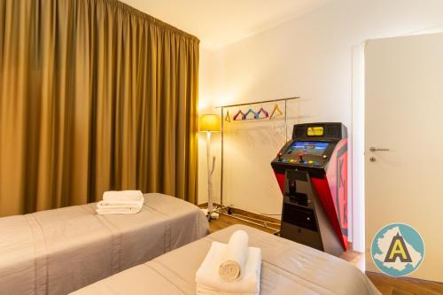 a room with two beds and a video game at Bienvenue à Silvi - la casa accogliente in Silvi Paese