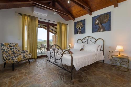 um quarto com uma cama e uma cadeira em Luxury Villa Froso em Ambelókipoi