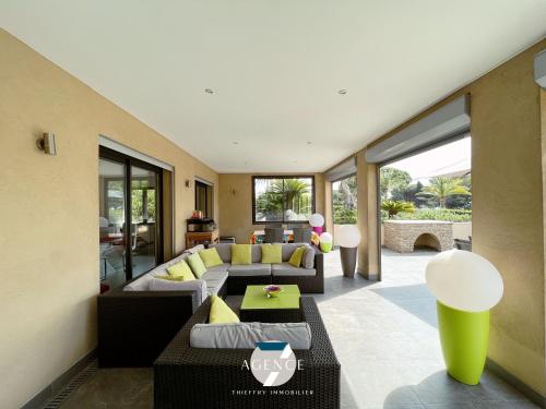 un salon avec un canapé et une table dans l'établissement Appartement Le Beauvallon, à Grimaud