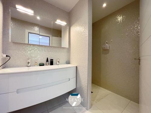 une salle de bain avec un lavabo et un miroir dans l'établissement Appartement Le Beauvallon, à Grimaud