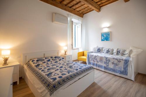 Postel nebo postele na pokoji v ubytování Appartamento Mascalzone Latino - HelloElba