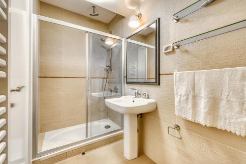 Vannas istaba naktsmītnē Apartments Dvori Lapad 2 Direct Sea View