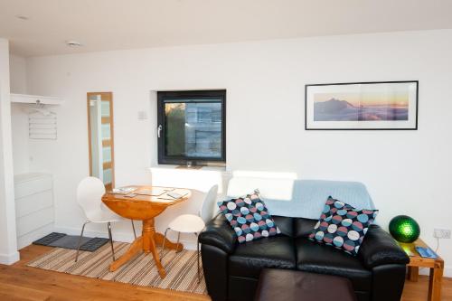 Posezení v ubytování Croft 7 Geary Self Catering Studio with stunning sea views