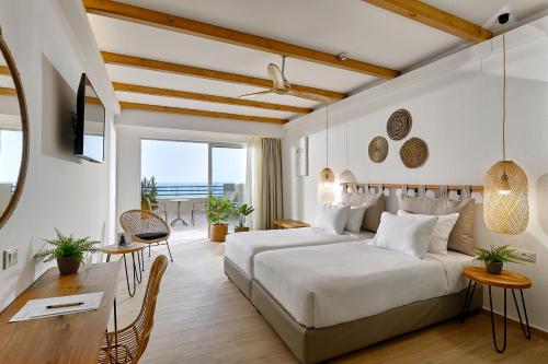 Un dormitorio con una cama y vista al mar. en Blue Marine Resort and Spa Hotel, en Agios Nikolaos