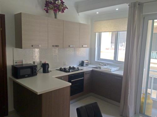 Kitchen o kitchenette sa Cozy 1 bedroom apt very close to the seaside B1B