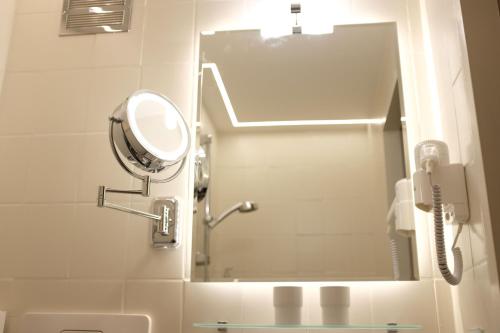 La salle de bains est pourvue d'un miroir et d'un sèche-cheveux. dans l'établissement Haus Christoph, à Abersee
