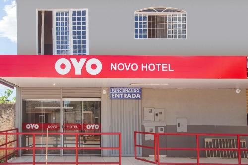 ein Novo-Hotel-Schild an der Seite eines Gebäudes in der Unterkunft OYO M&J Hotel in Santo Antônio do Descoberto