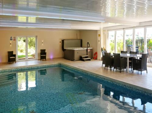 Casa con piscina y comedor en Torbay Rise sea side villa with family facilities en Torquay