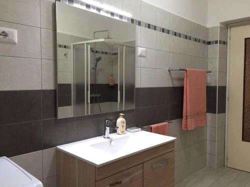 bagno con lavandino e specchio di Exclusive PrivateBeach - Explora Lake 1 a Omegna