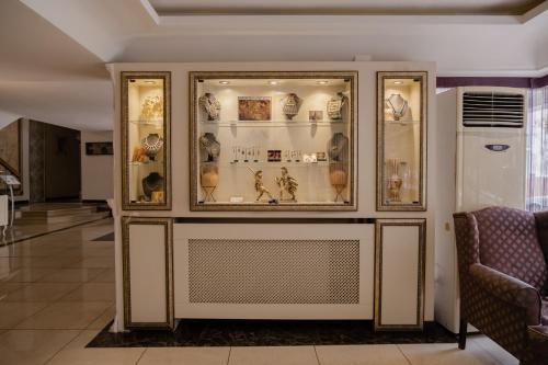 a display case in a museum with vases at Buyuk Truva Hotel in Canakkale