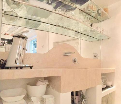 uma casa de banho com um lavatório e um WC em Oro Blanco em Florença