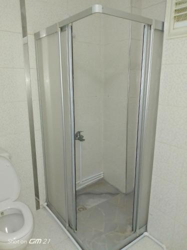 eine Duschkabine im Bad mit WC in der Unterkunft Siesta Suit in Trabzon