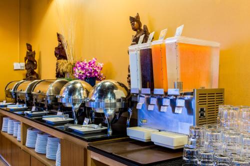 een buffet met borden en glazen op een tafel bij Nai Yang Beach Resort and Spa in Nai Yang Beach