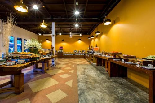 een grote ruimte met tafels in een restaurant bij Nai Yang Beach Resort and Spa in Nai Yang Beach