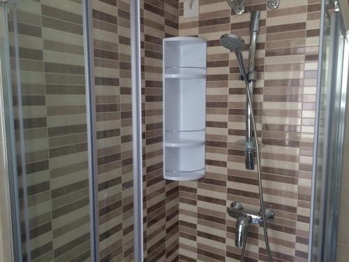 un bagno con doccia e porta in vetro di Cozy 1 bedroom apt very close to the seaside B1B a San Pawl il-Baħar