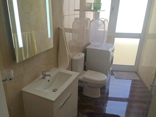 ein Bad mit einem WC und einem Waschbecken in der Unterkunft Cozy 1 bedroom apt very close to the seaside B1B in St Paul's Bay