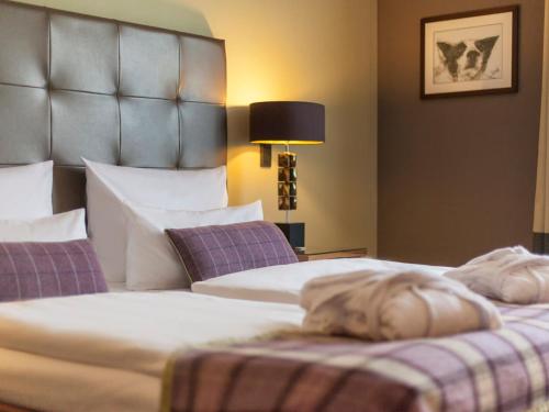 two beds in a hotel room with two beds sidx sidx sidx at Aspria Hamburg Uhlenhorst Sport & Spa in Hamburg