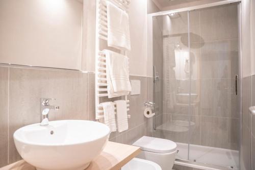 W łazience znajduje się umywalka, toaleta i prysznic. w obiekcie Albergo Celeste w mieście Sestri Levante