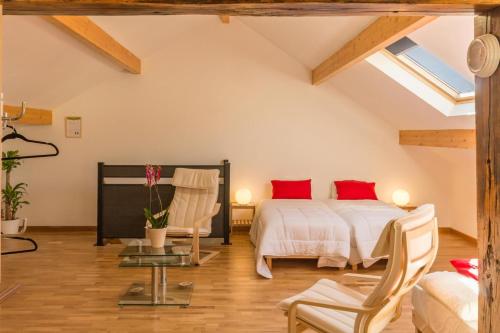 um quarto com 2 camas e almofadas vermelhas em Les Pâtis 
