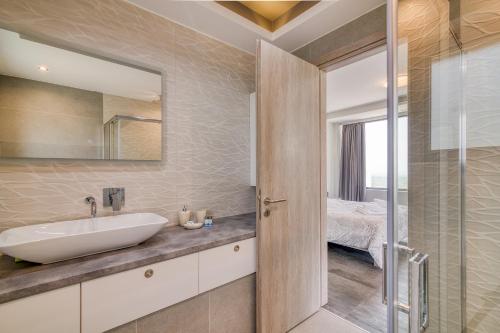 A bathroom at Serenity Suites Sea View Houses