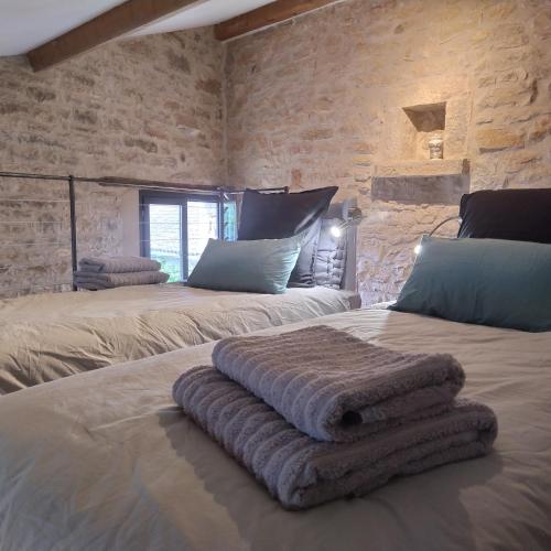 une chambre avec deux lits avec des serviettes dessus dans l'établissement La Mezzabulle, à Chapaize
