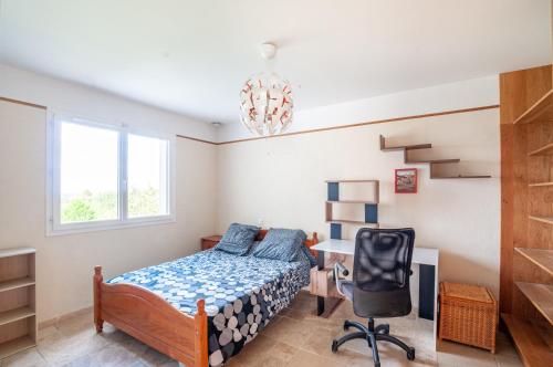 une chambre avec un lit, un bureau et une chaise dans l'établissement Maison Origami, à Villeneuve-sur-Lot