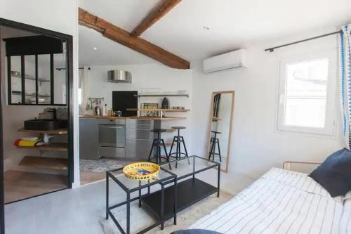 un salon avec un lit et une cuisine dans l'établissement LaFrenchCasa La Plaine, à Marseille