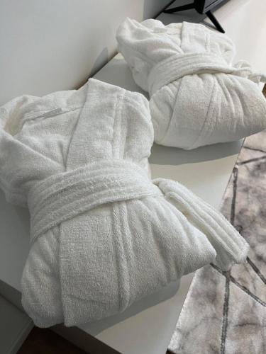 - deux serviettes blanches assises sur une table dans l'établissement SUITE PRIVEE RIQUET-wifi-Vélo, à Castelnaudary