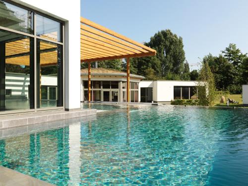 a swimming pool in front of a house at Aspria Hamburg Uhlenhorst Sport & Spa in Hamburg