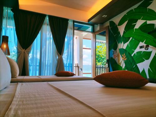 1 dormitorio con 1 cama con 2 almohadas en Orange Pearl Beach Resort, en El Nido