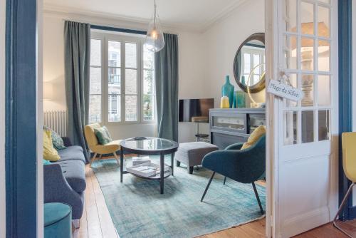 a living room with a table and chairs at Villa Jules Simon in Saint Malo