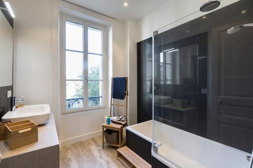 La salle de bains est pourvue d'une douche, d'un lavabo et de toilettes. dans l'établissement Villa Jules Simon, à Saint-Malo
