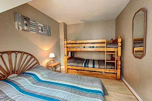 une chambre avec deux lits superposés dans une pièce dans l'établissement Appartement avec vue sur le port et proche de la mer, au Tréport