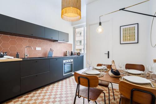 une cuisine avec une table et une salle à manger dans l'établissement PREMIERE LIGNE - Bel appartement en 1ère ligne du Vieux e, à Marseille