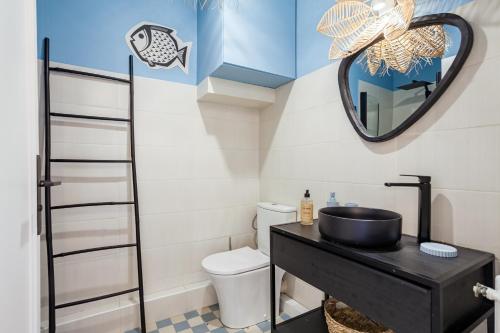 La salle de bains est pourvue d'un lavabo et d'un miroir. dans l'établissement PREMIERE LIGNE - Bel appartement en 1ère ligne du Vieux e, à Marseille