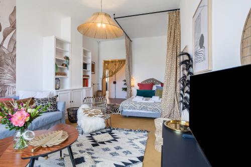 un salon avec un canapé et une table dans l'établissement PREMIERE LIGNE - Bel appartement en 1ère ligne du Vieux e, à Marseille