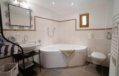 een badkamer met een bad, een wastafel en een toilet bij Kandel - Stubenhof, Black Forest in Simonswald