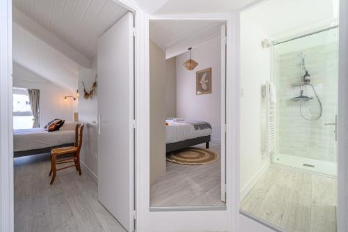 a bathroom with a glass door leading to a bedroom at Le Krisco, une maisonnette en cœur de ville avec un parking privé in Vannes