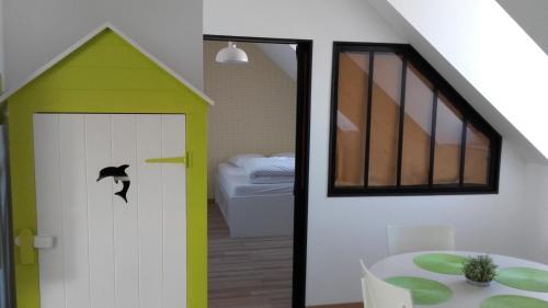 une chambre avec une porte munie d'un oiseau dans l'établissement Le Petit Bé, à Saint-Malo