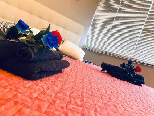 Una cama con toallas y flores encima. en Monolocale in un piccolo paradiso, en Tramatza