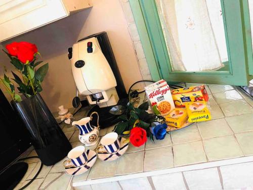 una encimera de cocina con una figurita de hola y flores en Monolocale in un piccolo paradiso, en Tramatza