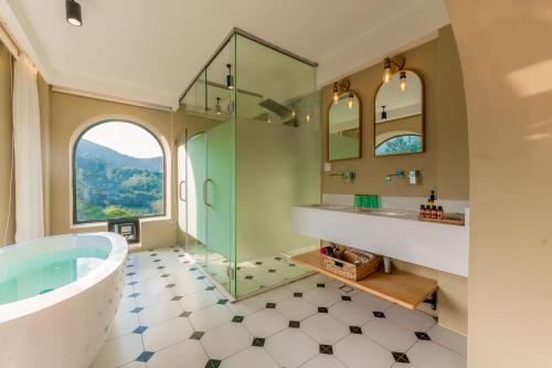 ห้องน้ำของ Distant Mountain Forest Wild Luxury Homestay