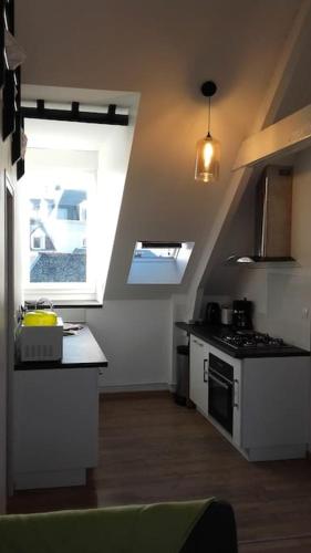 une cuisine avec un évier et une cuisinière four supérieur dans l'établissement Le Petit Bé, à Saint-Malo