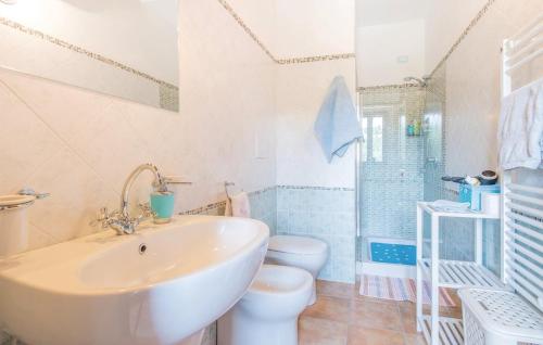 bagno bianco con lavandino e servizi igienici di Agriturismo Cà Ferro a Urbino