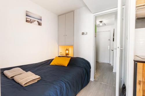 une chambre avec un grand lit dans une pièce blanche dans l'établissement Little Venezia by POM, au bord de l'eau, parking, au Cap d'Agde