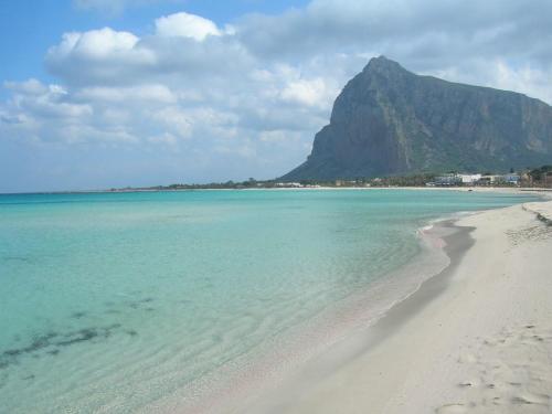 vistas a una playa con una montaña en el fondo en a casa di Dina, en Purgatorio