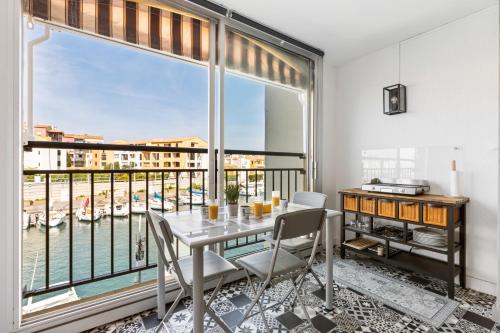 une salle à manger avec une table et une grande fenêtre dans l'établissement Little Venezia by POM, au bord de l'eau, parking, au Cap d'Agde