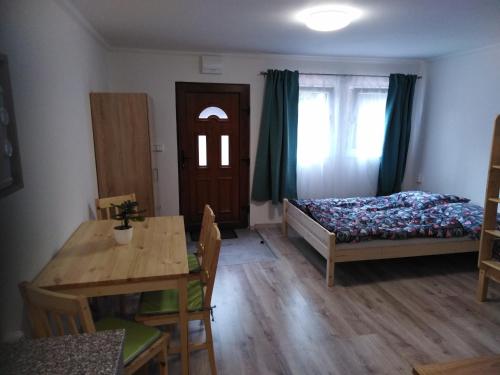 1 dormitorio con cama, mesa y comedor en Bungalov Elite en Staré Splavy